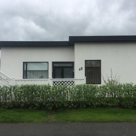 Hvita Husith, Kirkjubraut 48 Apartment Höfn Екстериор снимка