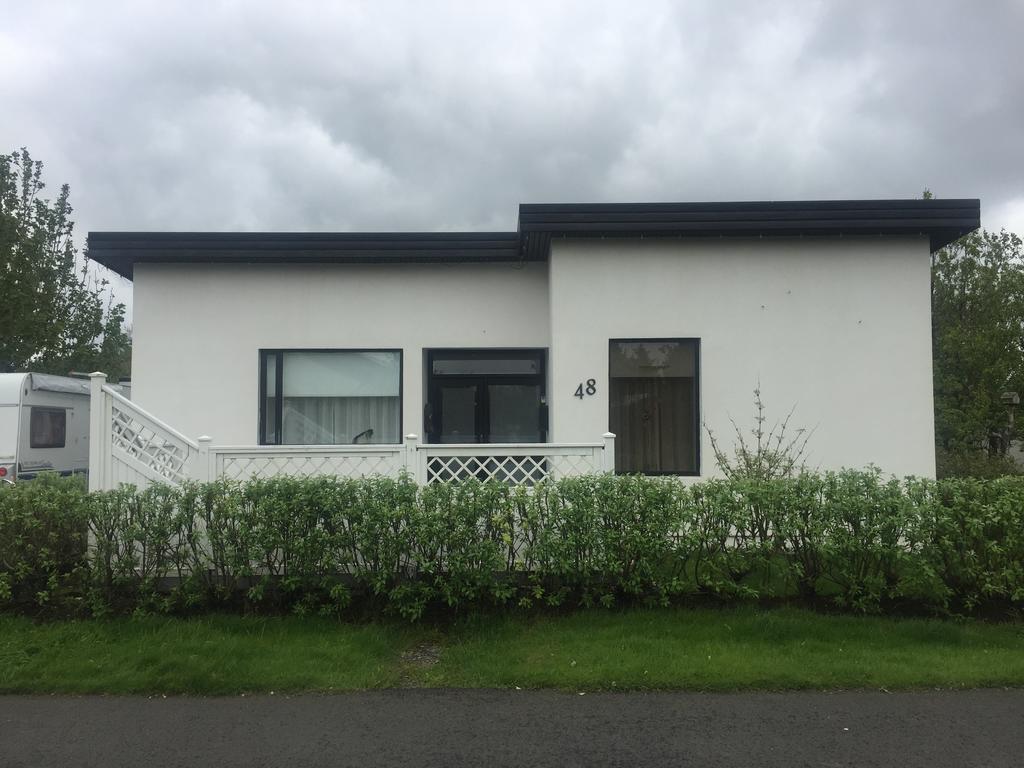 Hvita Husith, Kirkjubraut 48 Apartment Höfn Екстериор снимка