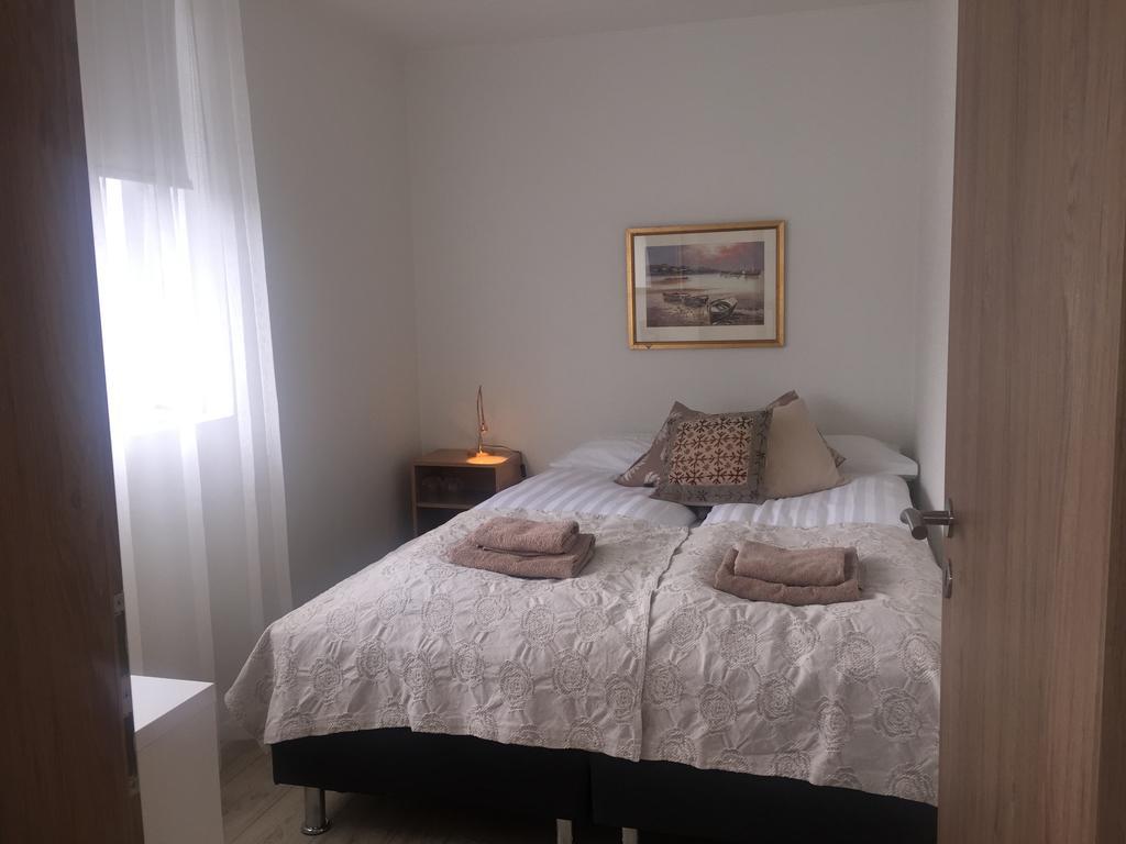 Hvita Husith, Kirkjubraut 48 Apartment Höfn Екстериор снимка