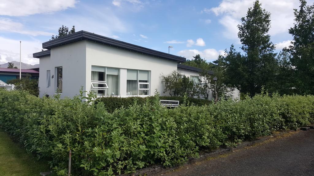 Hvita Husith, Kirkjubraut 48 Apartment Höfn Екстериор снимка
