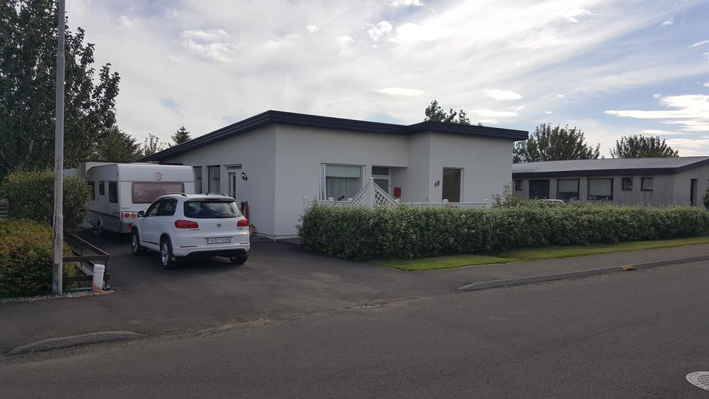 Hvita Husith, Kirkjubraut 48 Apartment Höfn Екстериор снимка